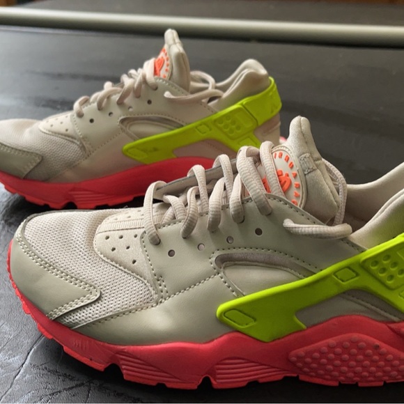 Nike Air Huarache Run
Desert Sand Volt-Hot Punch (Women's) - Picture 6 of 6